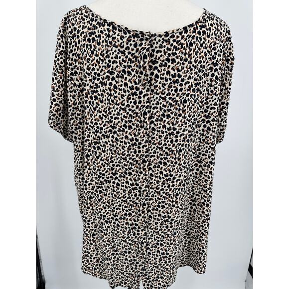 Ava & Vivi 1X Leopard Short Sleeve Button Back Blouse - Picture 2 of 7